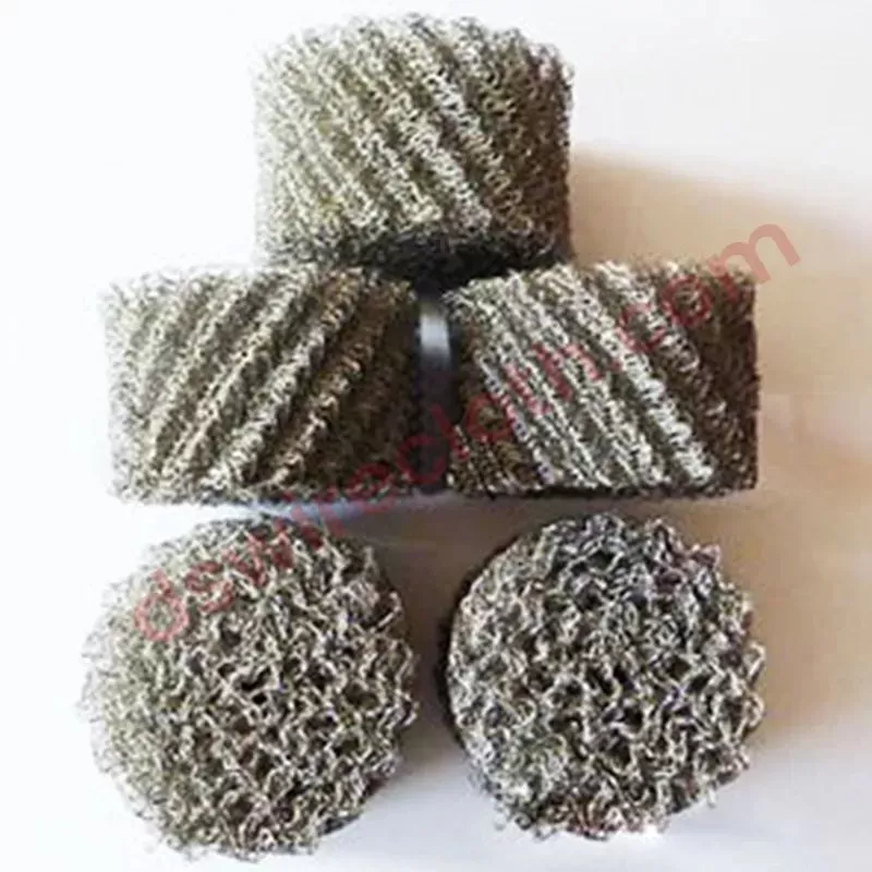 Knitted wire mesh and demister